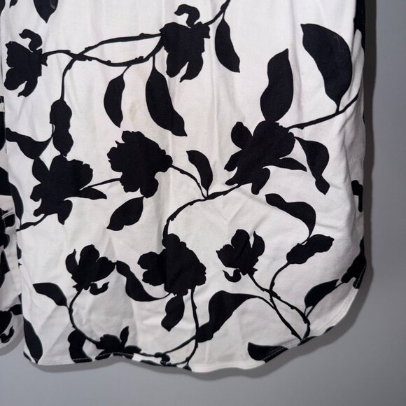 Chicos No-Iron Chic Stretch Black & White Floral 3/4 Sleeve Button-Up Size 12 - Picture 7 of 7